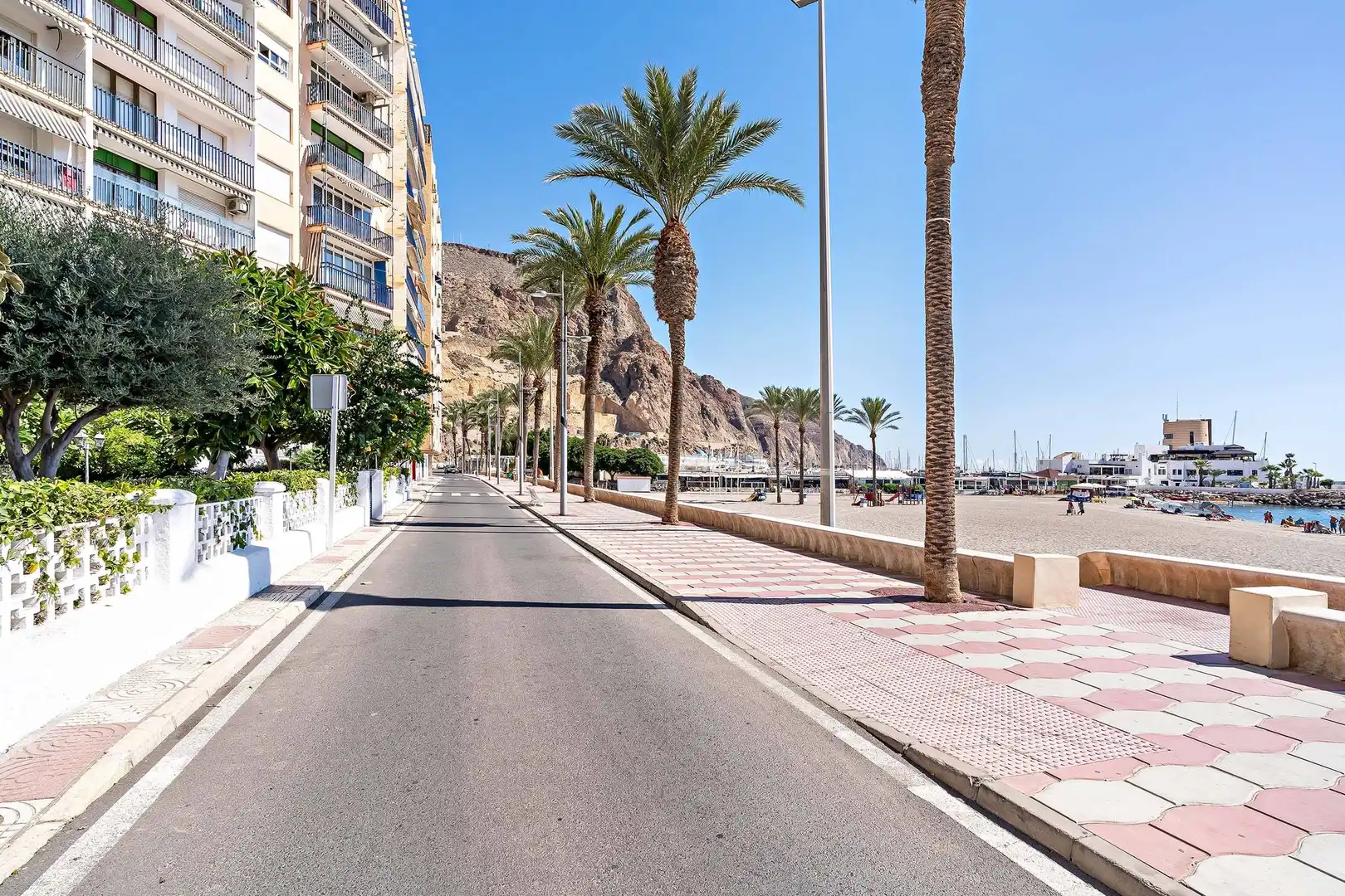 Außenansicht von Erdgeschoss zum Verkauf in Roquetas de Mar mit Terrasse