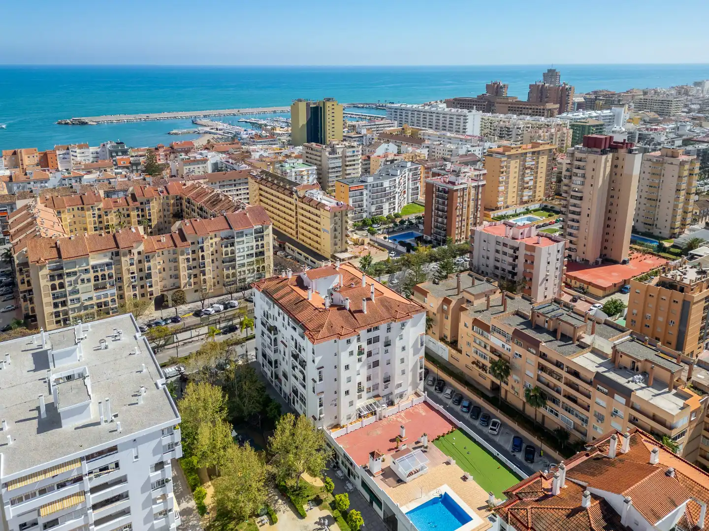 Vista exterior de Piso en venta en Fuengirola con Terraza, Trastero y Piscina comunitaria