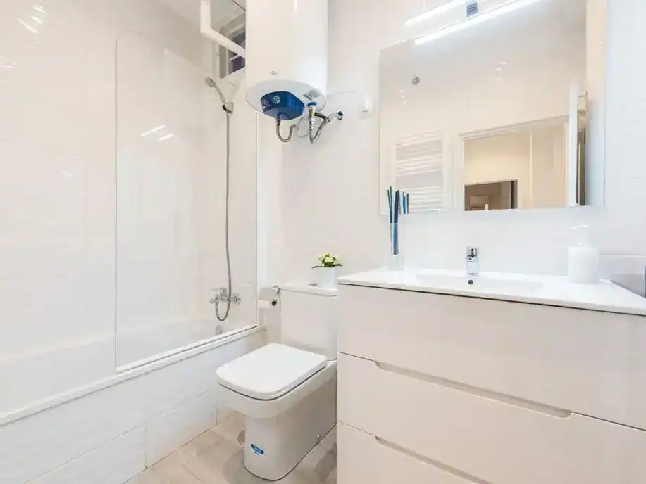 Bathroom of Apartments for share in Castelldefels  with Parquet flooring, Storage room and Furnished