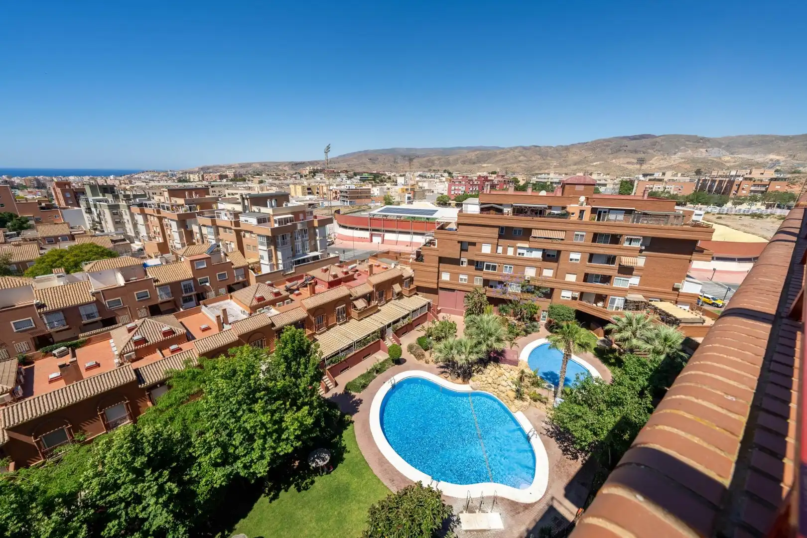 Vista exterior de Ático de alquiler en Almería con Aire acondicionado, Calefacción y Jardín privado
