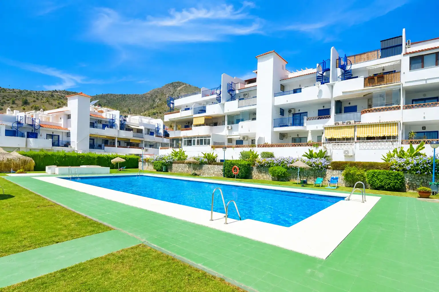 Piscina de Casa adosada en venda en Benalmádena amb Aire condicionat, Calefacció i Parquet