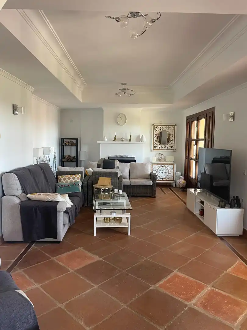 Sala de estar de Casa adosada en venta en Benahavís con Aire acondicionado, Jardín privado y Terraza
