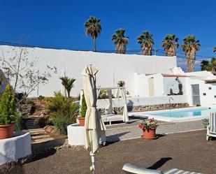 Vista exterior de Casa o xalet en venda en San Bartolomé de Tirajana amb Aire condicionat, Terrassa i Traster