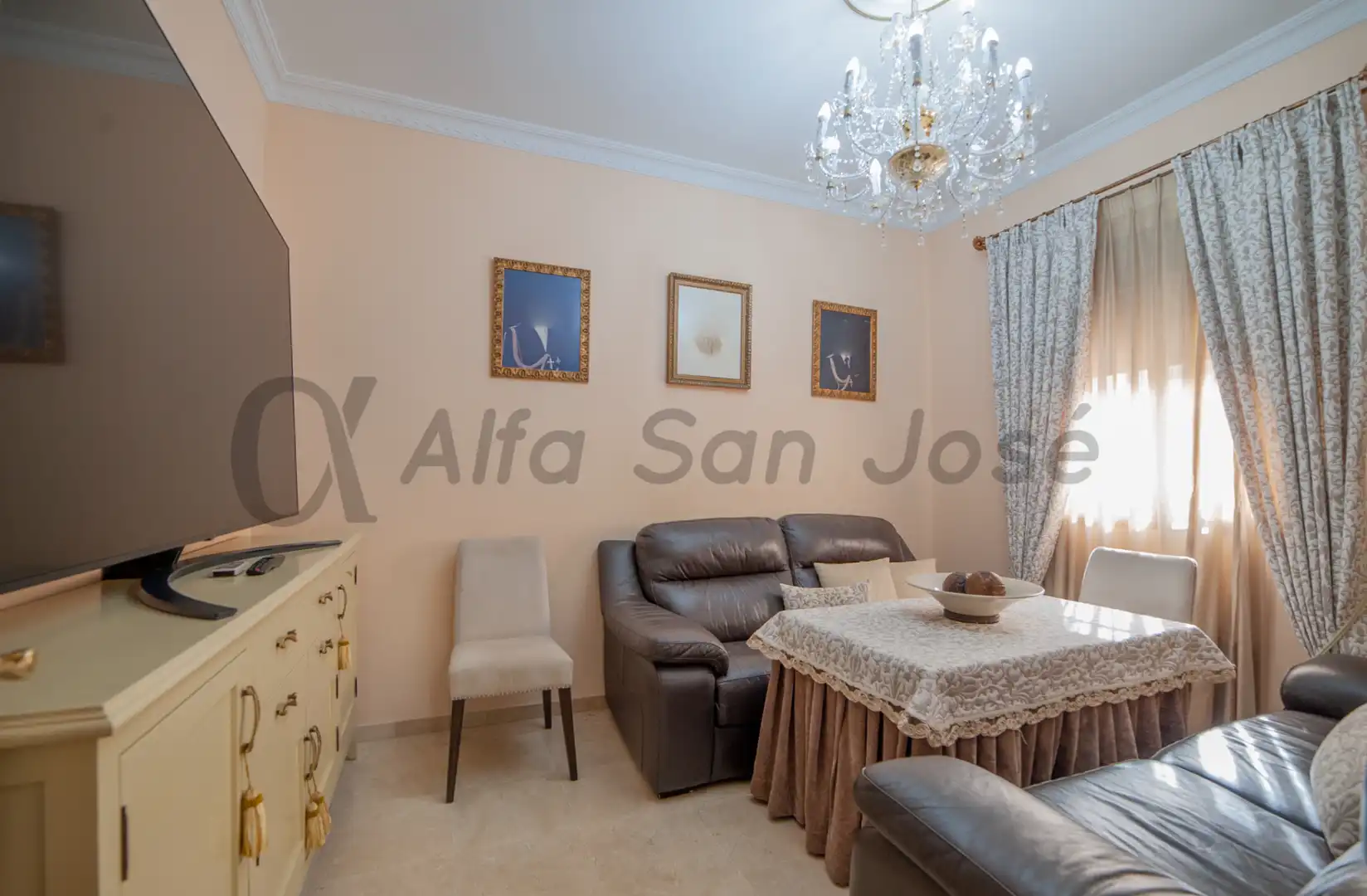 Sala d'estar de Casa adosada en venda en La Rinconada amb Terrassa, Piscina i Moblat