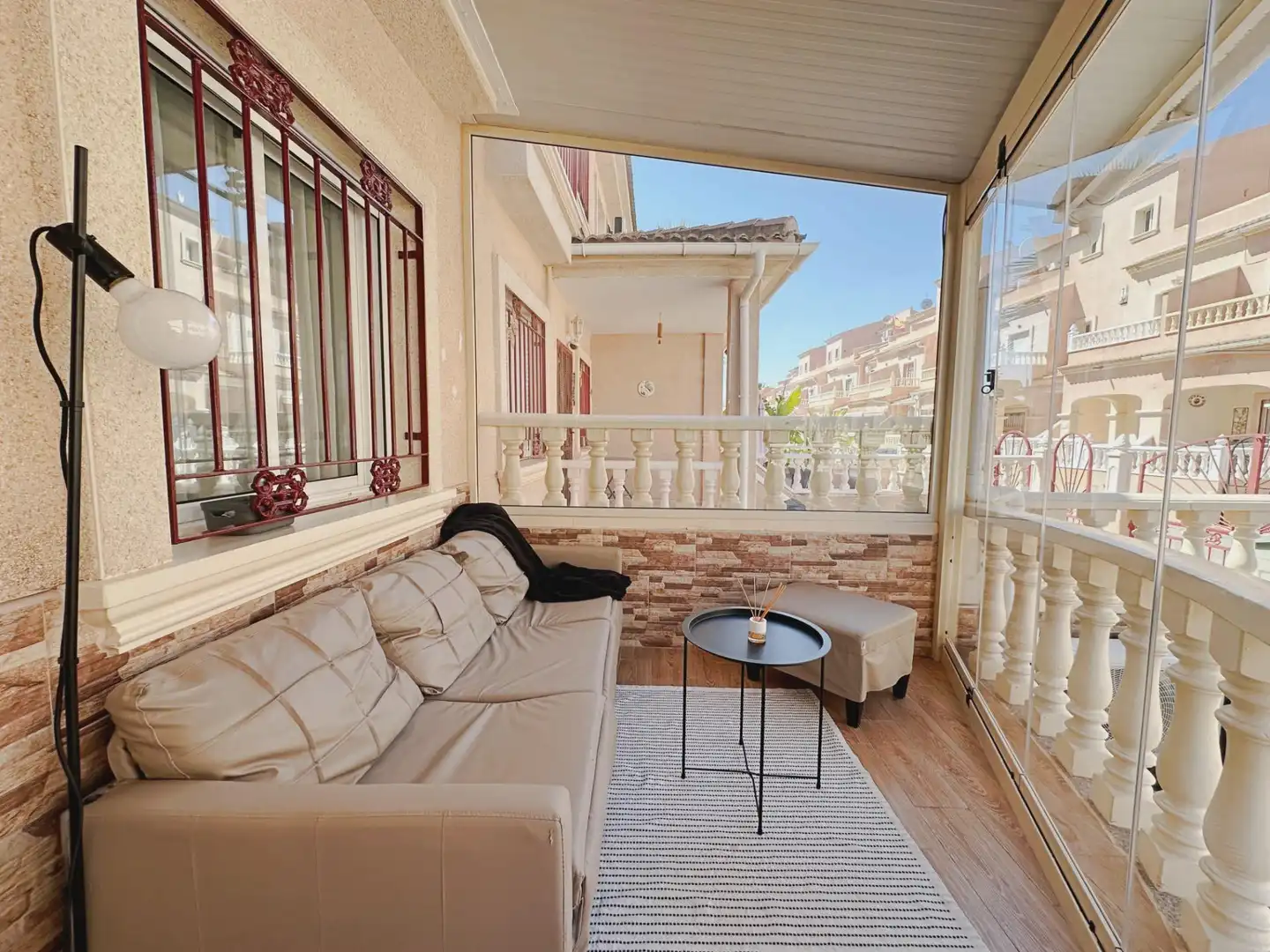 Casa aparellada amb terrassa en venda a Calle Calle Jalón, imagen 2
