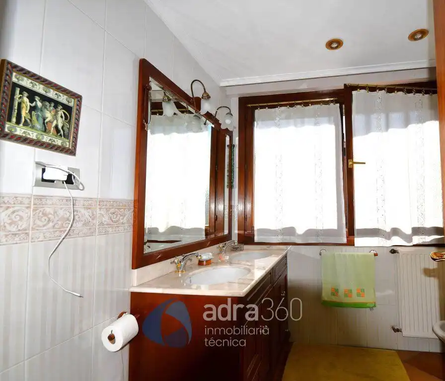 Baño de Casa adosada en venta en Lardero con Calefacción, Terraza y Trastero