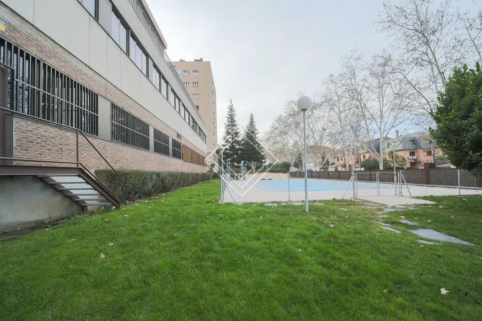 Schwimmbecken von Büro zum Verkauf in Madrid mit Klimaanlage und Heizung