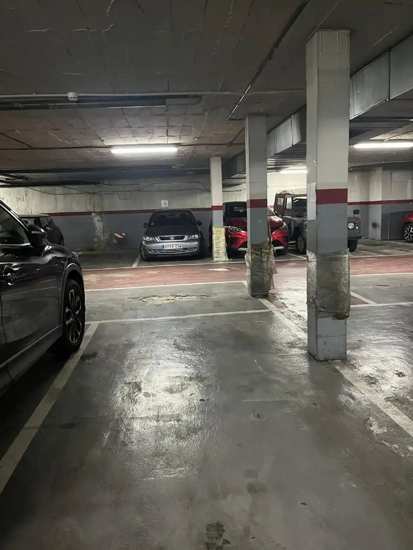 Parkplatz von Garage zur Miete in Madrid mit Alarm