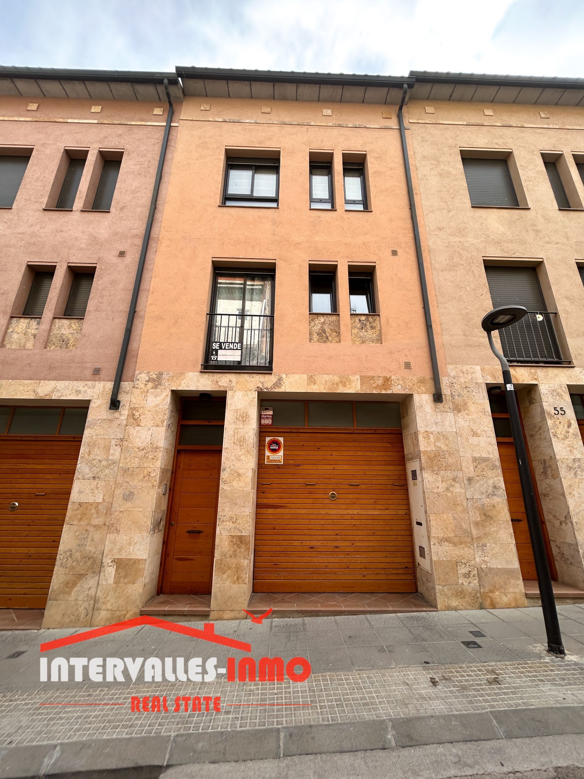 Vista exterior de Casa adosada en venda en Caldes de Montbui amb Aire condicionat, Calefacció i Jardí privat