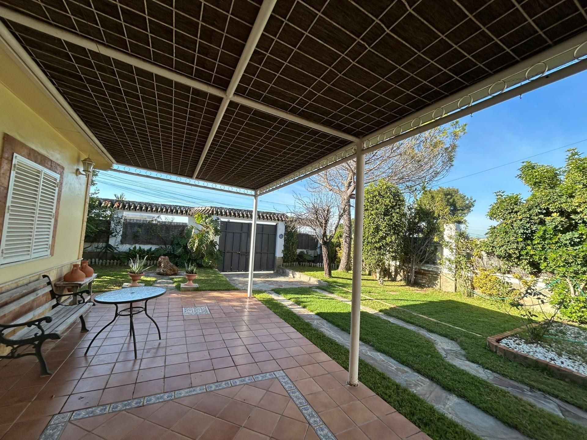 Jardí de Casa o xalet en venda en Dos Hermanas amb Aire condicionat, Jardí privat i Piscina