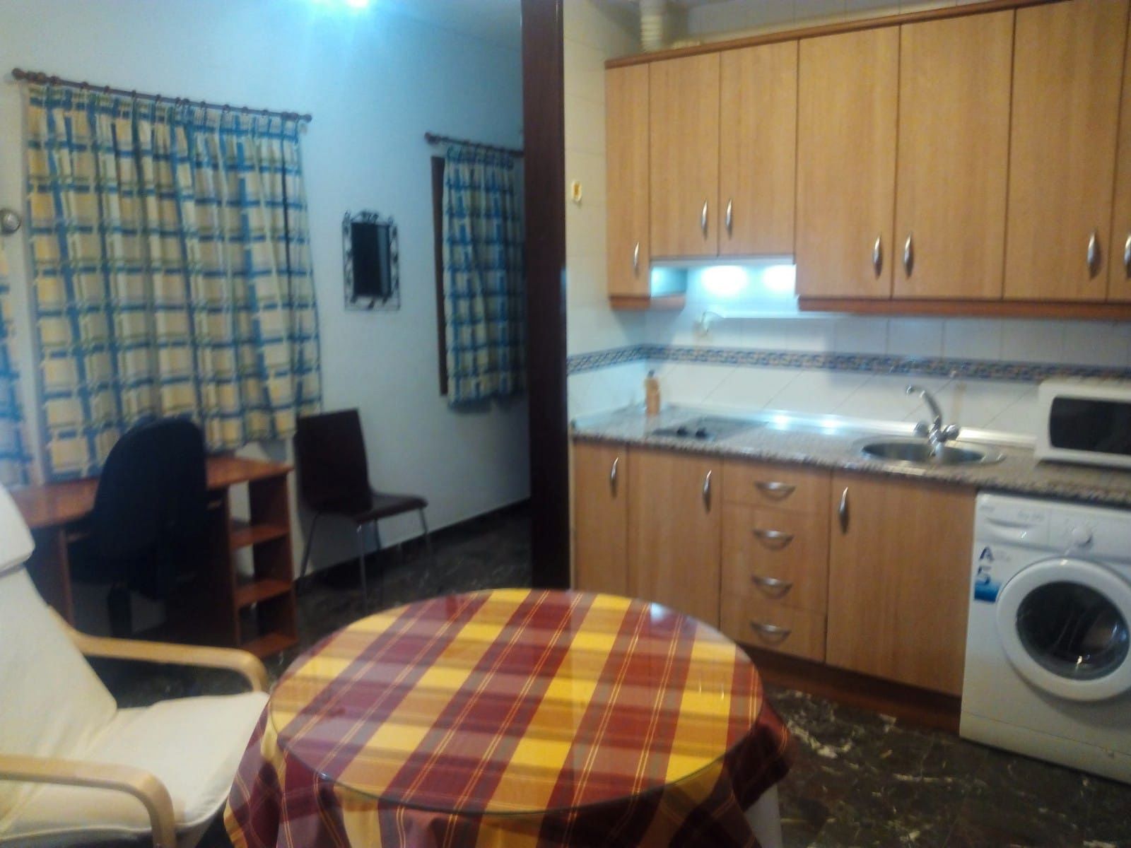 Cuina de Apartament de lloguer en  Granada Capital amb Aire condicionat, Moblat i Rentadora