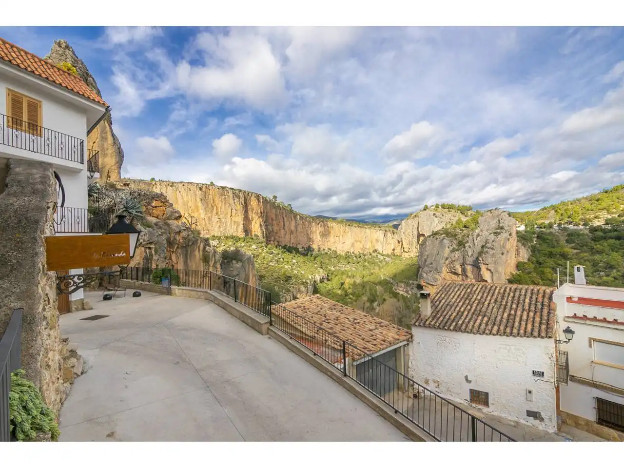 Vista exterior de Casa o xalet en venda en Chulilla amb Aire condicionat, Calefacció i Jardí privat
