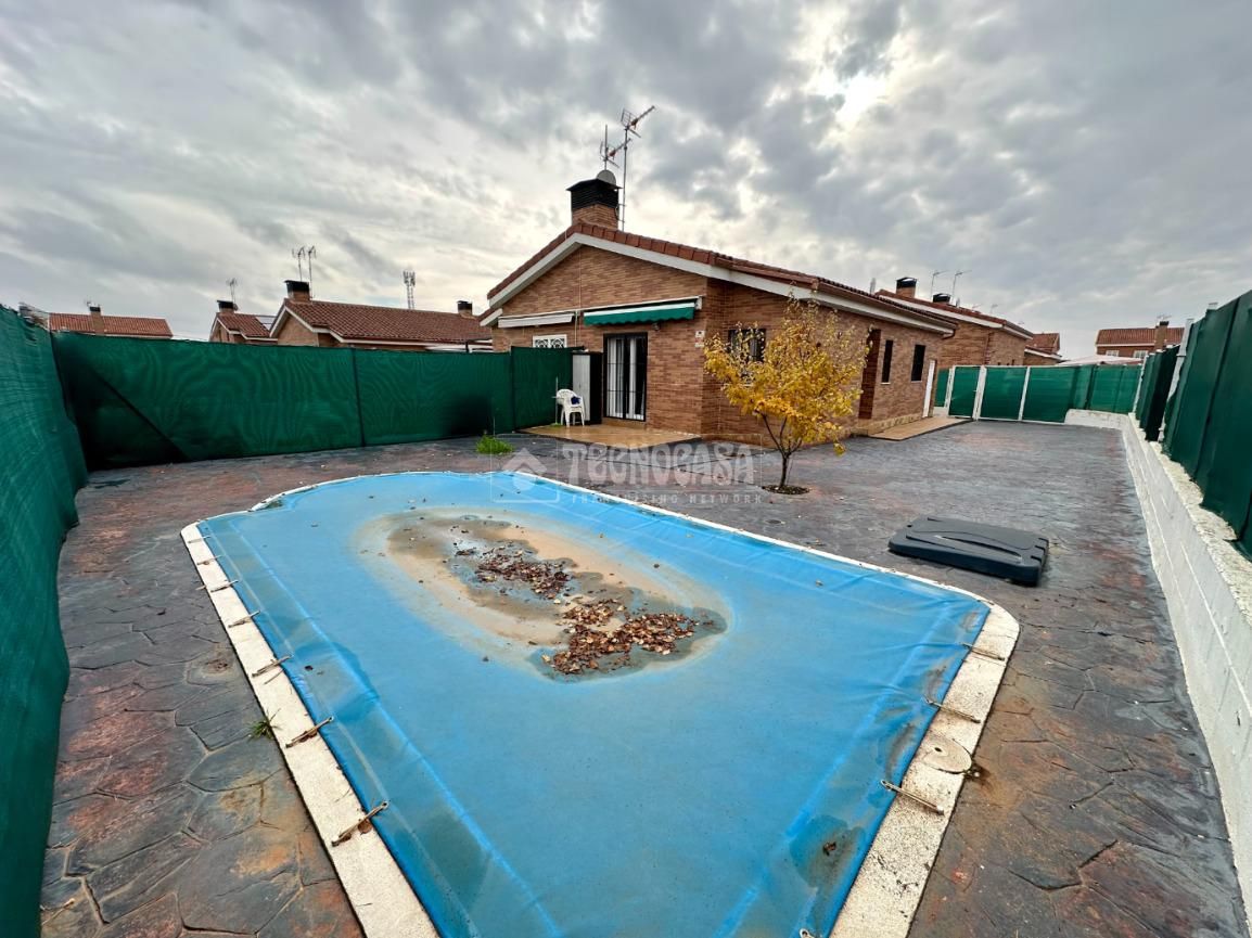 Vista exterior de Casa adosada en venda en Pioz amb Calefacció i Alarma