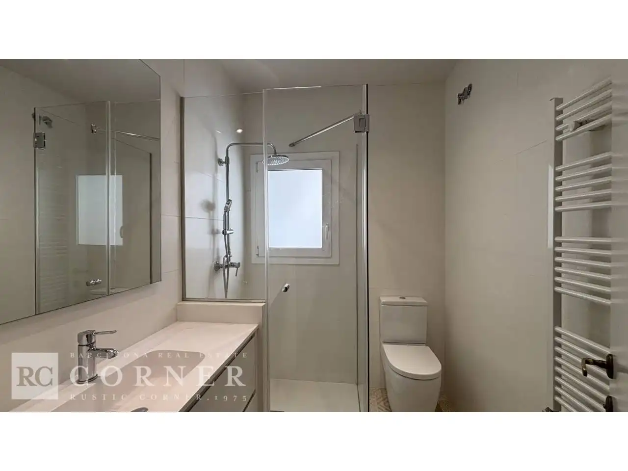 Bathroom of Attic for sale in Barcelona  with Air Conditioner, Heating and Parquet flooring