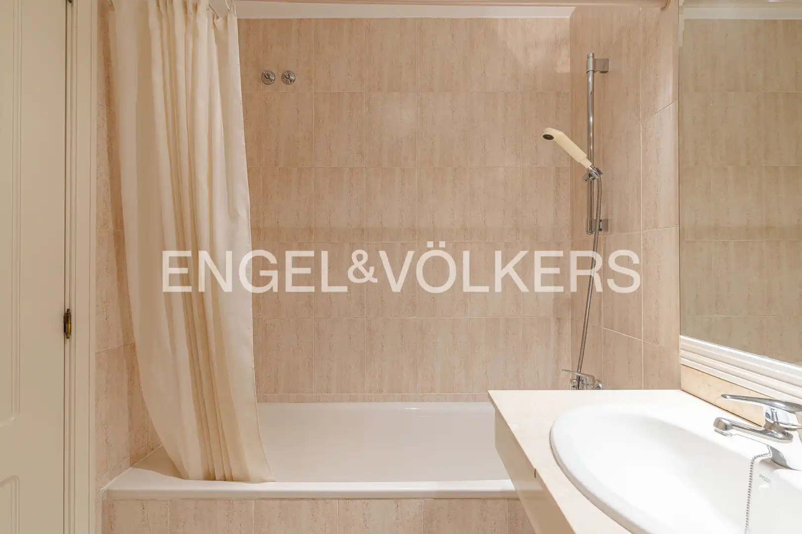 Baño de Piso de alquiler en Pozuelo de Alarcón con Aire acondicionado, Calefacción y Parquet