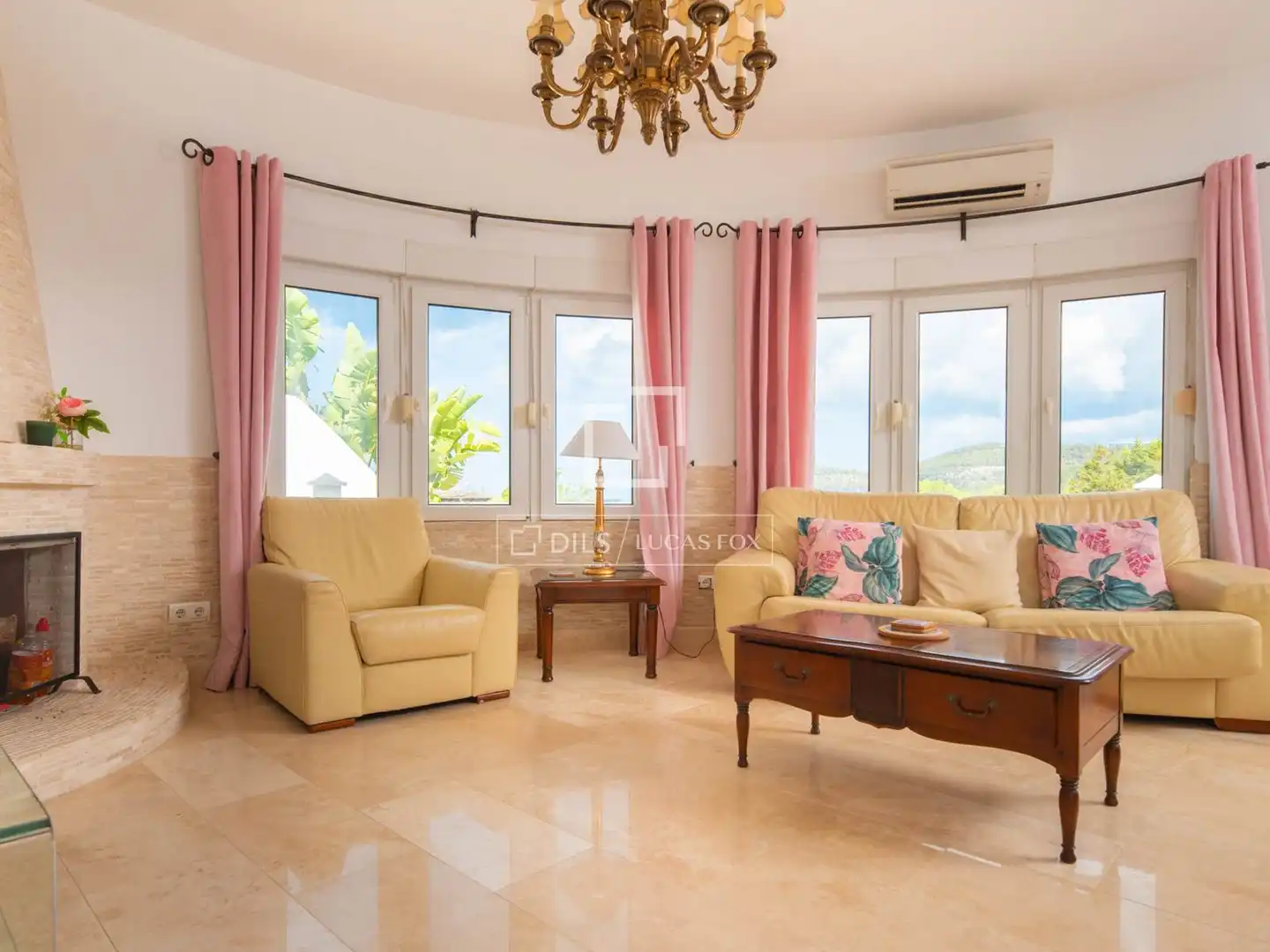 Wohnzimmer von Country house zum Verkauf in Sant Josep de sa Talaia mit Klimaanlage, Privatgarten und Terrasse