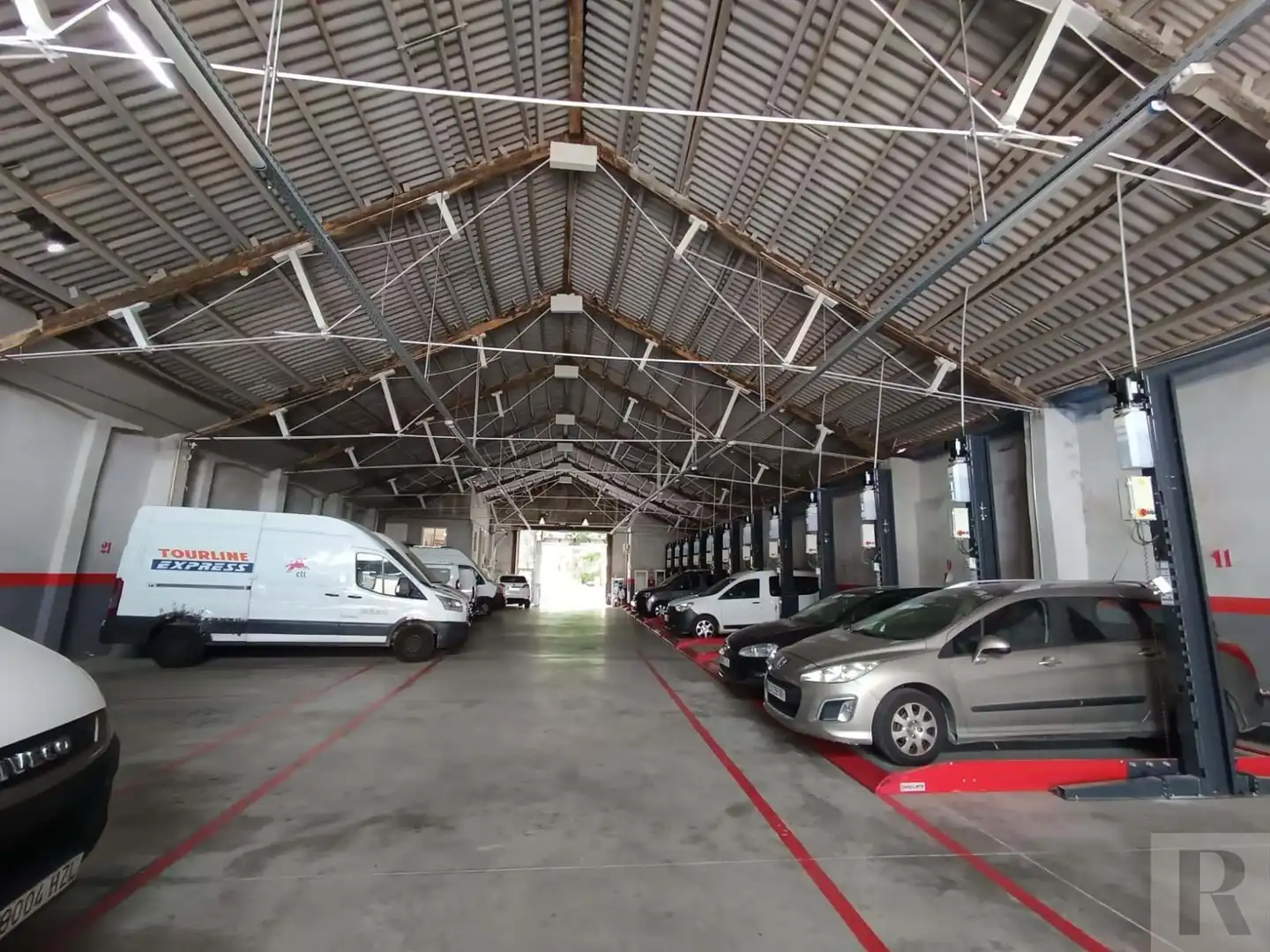 Parkplatz von Fabrikhallen zur Miete in Barcelona
