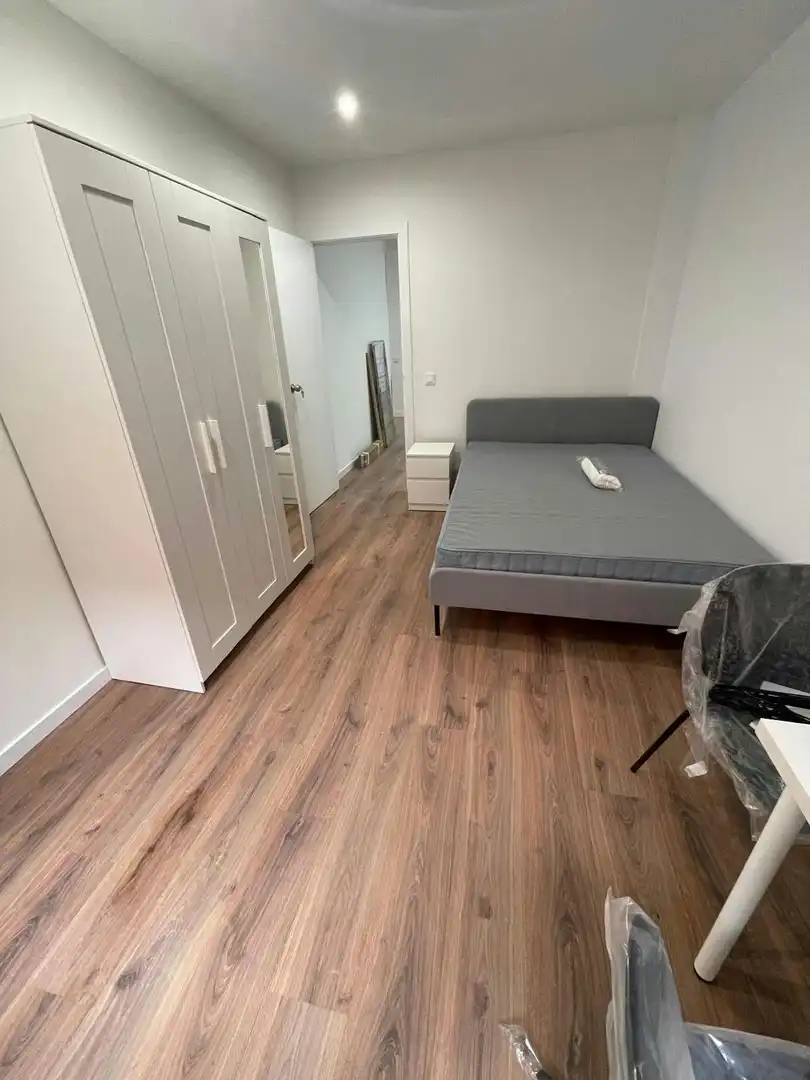 Room in N/A, Progrés - Pep Ventura, Gorg - Progrés