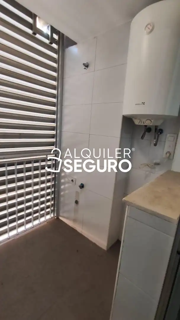 Flat for rent in Torrent  with Air Conditioner and Storage room