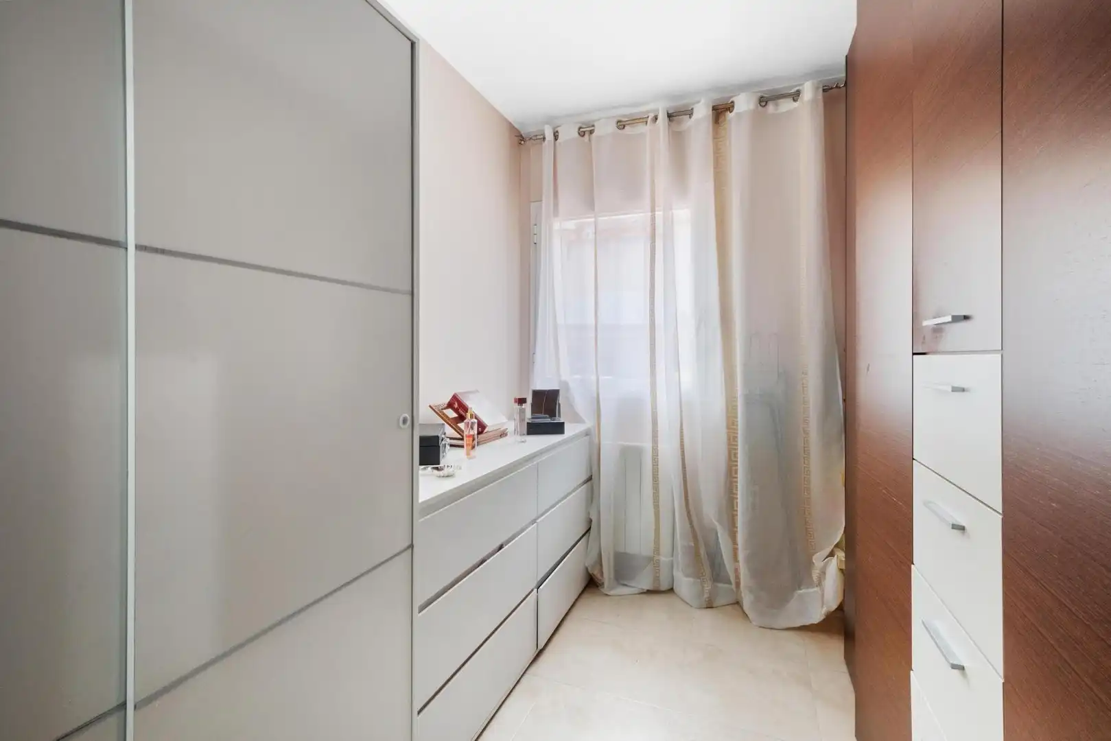 Bedroom of Apartments for sale in Girona