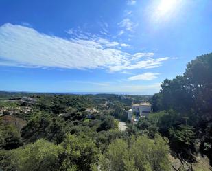 Exterior view of House or chalet for sale in Estepona  with Air Conditioner, Private garden and Parquet flooring