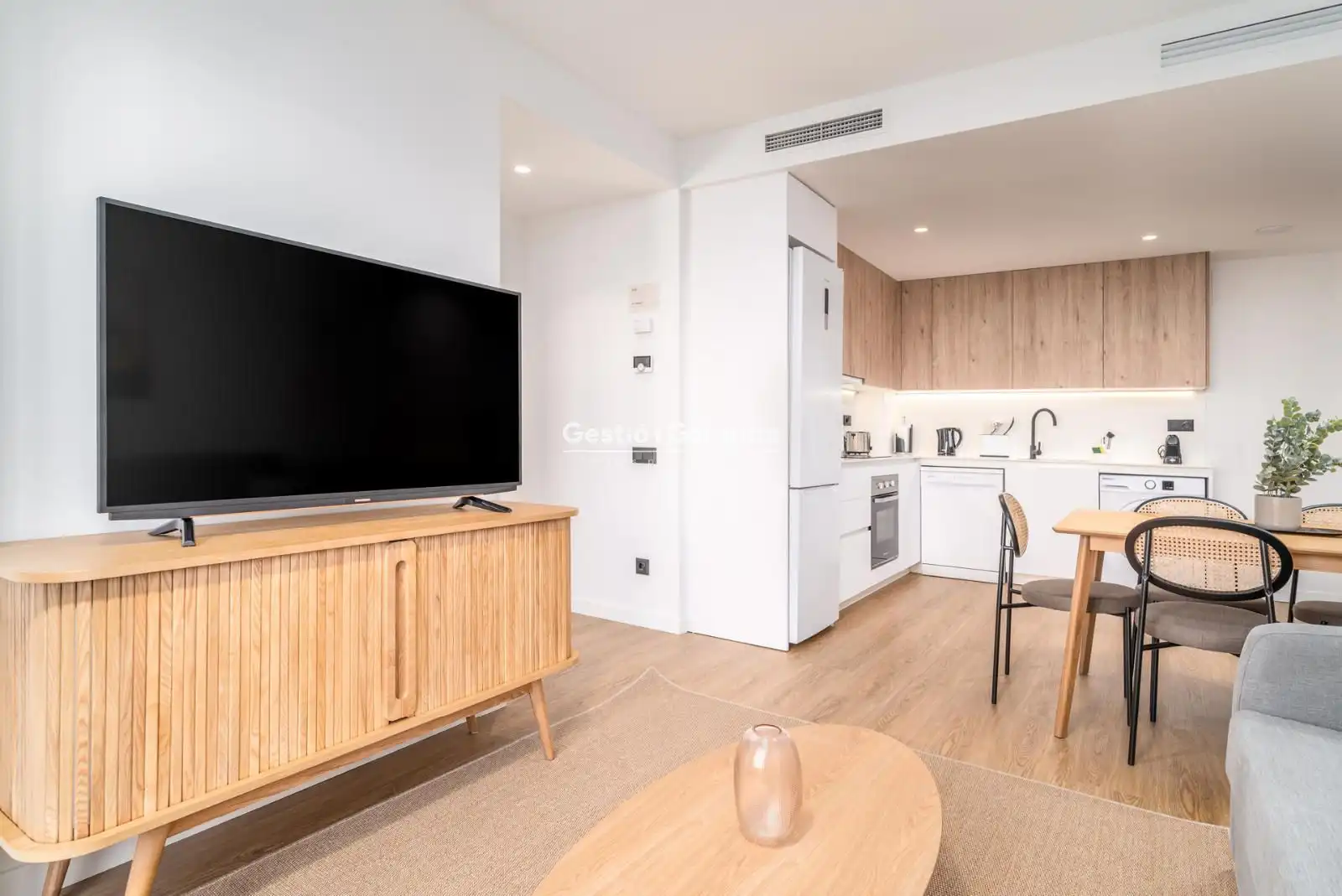 Sala de estar de Piso en venta en L'Hospitalet de Llobregat con Terraza y Amueblado