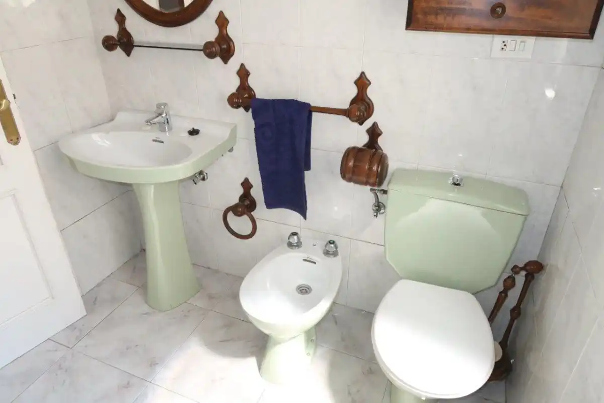 Badezimmer von Wohnung zur Miete in A Coruña Capital  mit Parkett