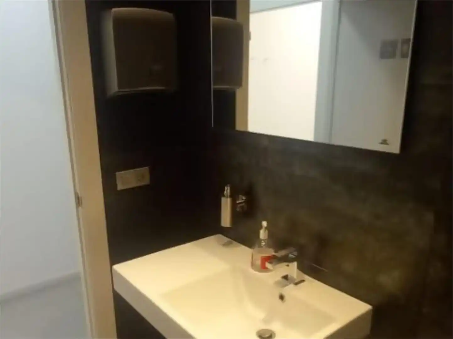 Badezimmer von Geschaftsraum zur Miete in Llombai