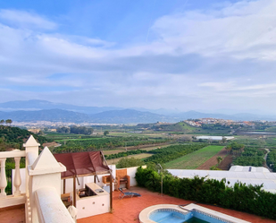 Vista exterior de Casa o xalet en venda en Vélez-Málaga amb Aire condicionat, Jardí privat i Terrassa