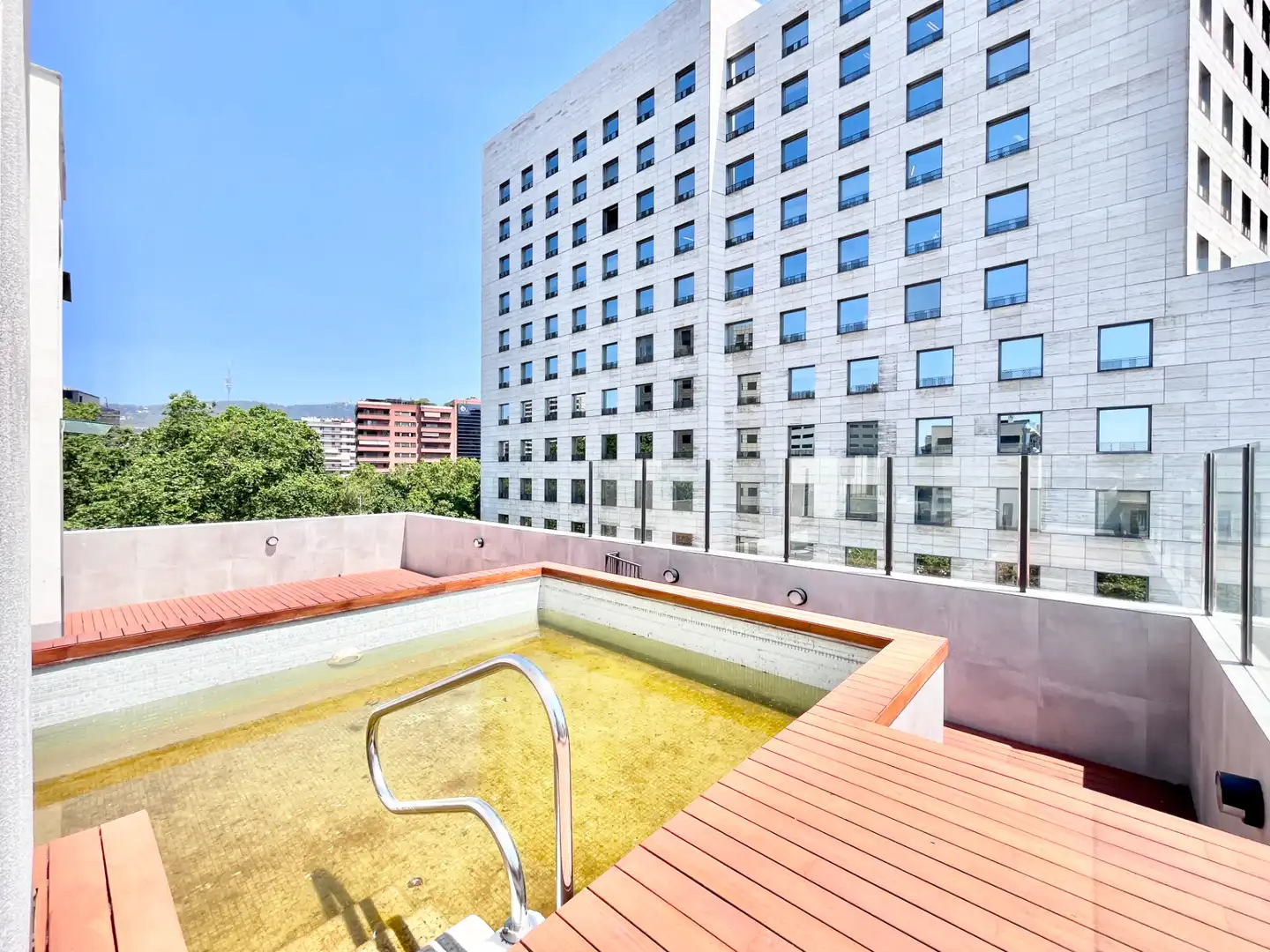 Swimming pool of Flat for rent in Barcelona  with Air Conditioner, Heating and Parquet flooring