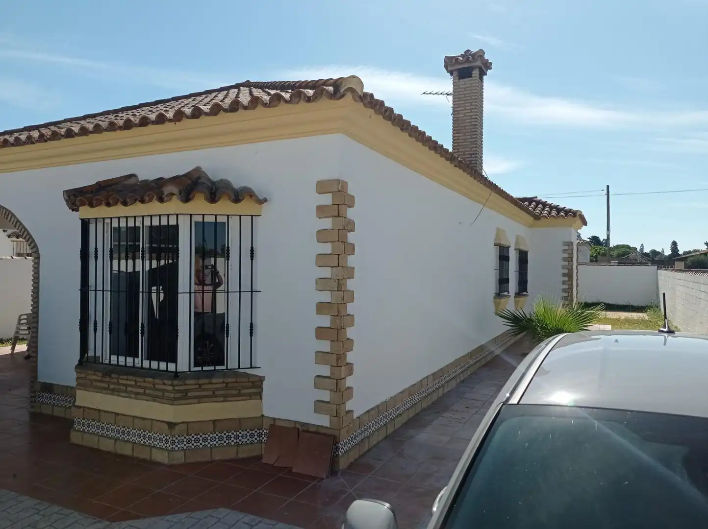 Vista exterior de Casa o xalet en venda en Chiclana de la Frontera amb Jardí privat i Terrassa