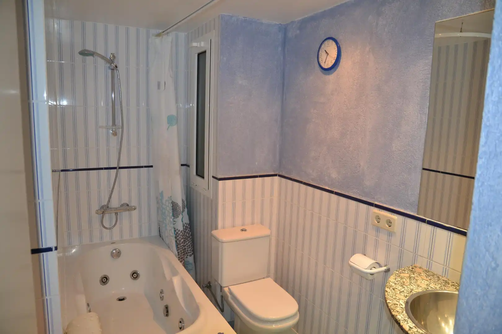 Bathroom of Flat for sale in L'Estartit  with Air Conditioner, Heating and Washing machine