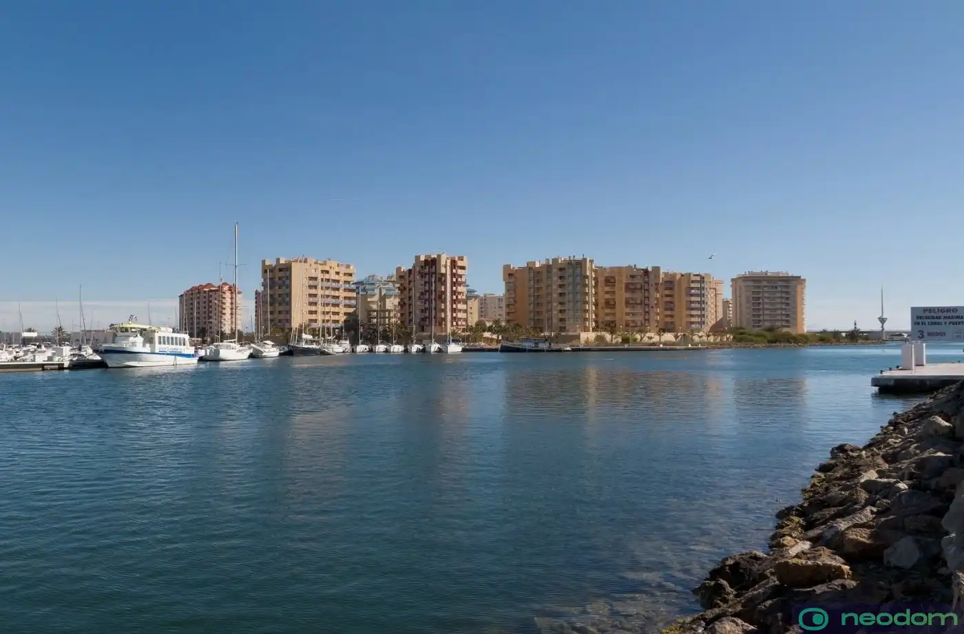Vista exterior de Pis en venda en La Manga del Mar Menor amb Terrassa