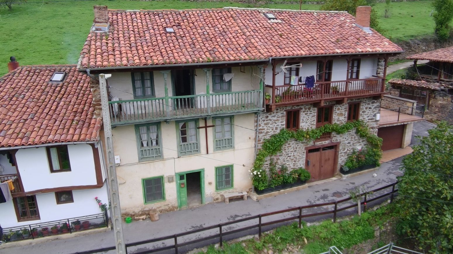 Exterior view of Single-family semi-detached for sale in Vega de Liébana  with Balcony