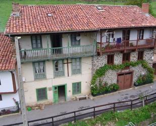 Vista exterior de Casa adosada en venda en Vega de Liébana amb Balcó