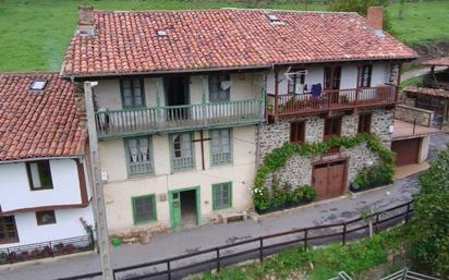 Vista exterior de Casa adosada en venda en Vega de Liébana amb Balcó