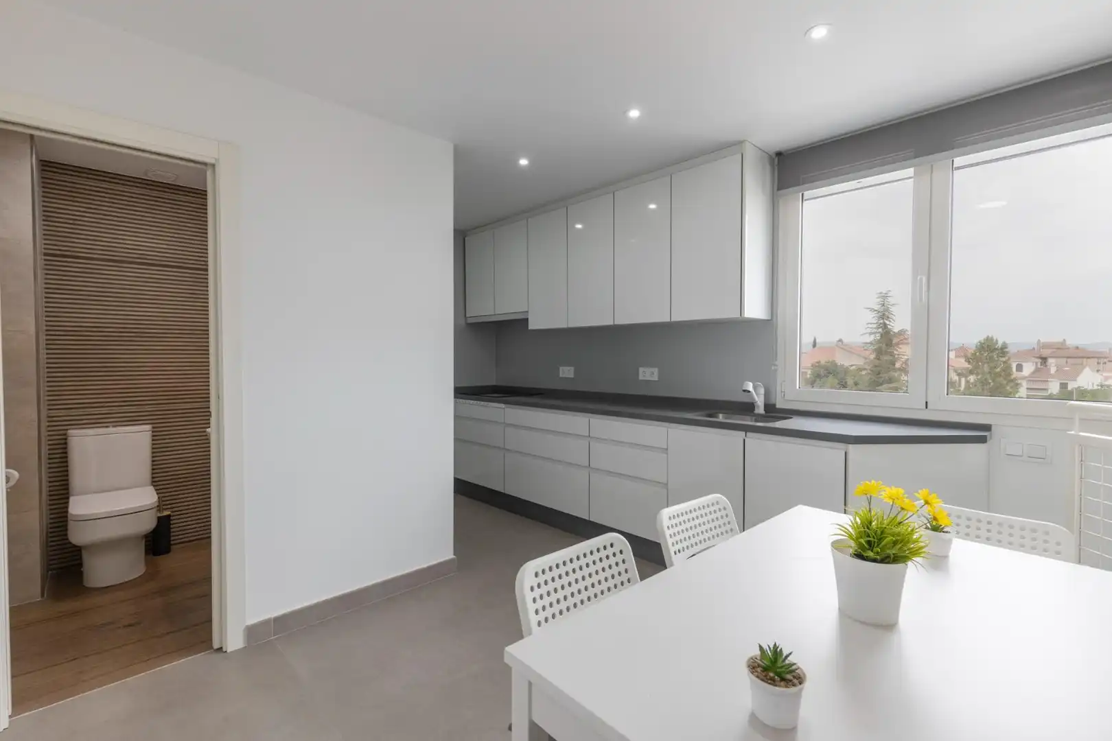 Cuina de Casa o xalet en venda en Granada amb Calefacció, Terrassa i Traster