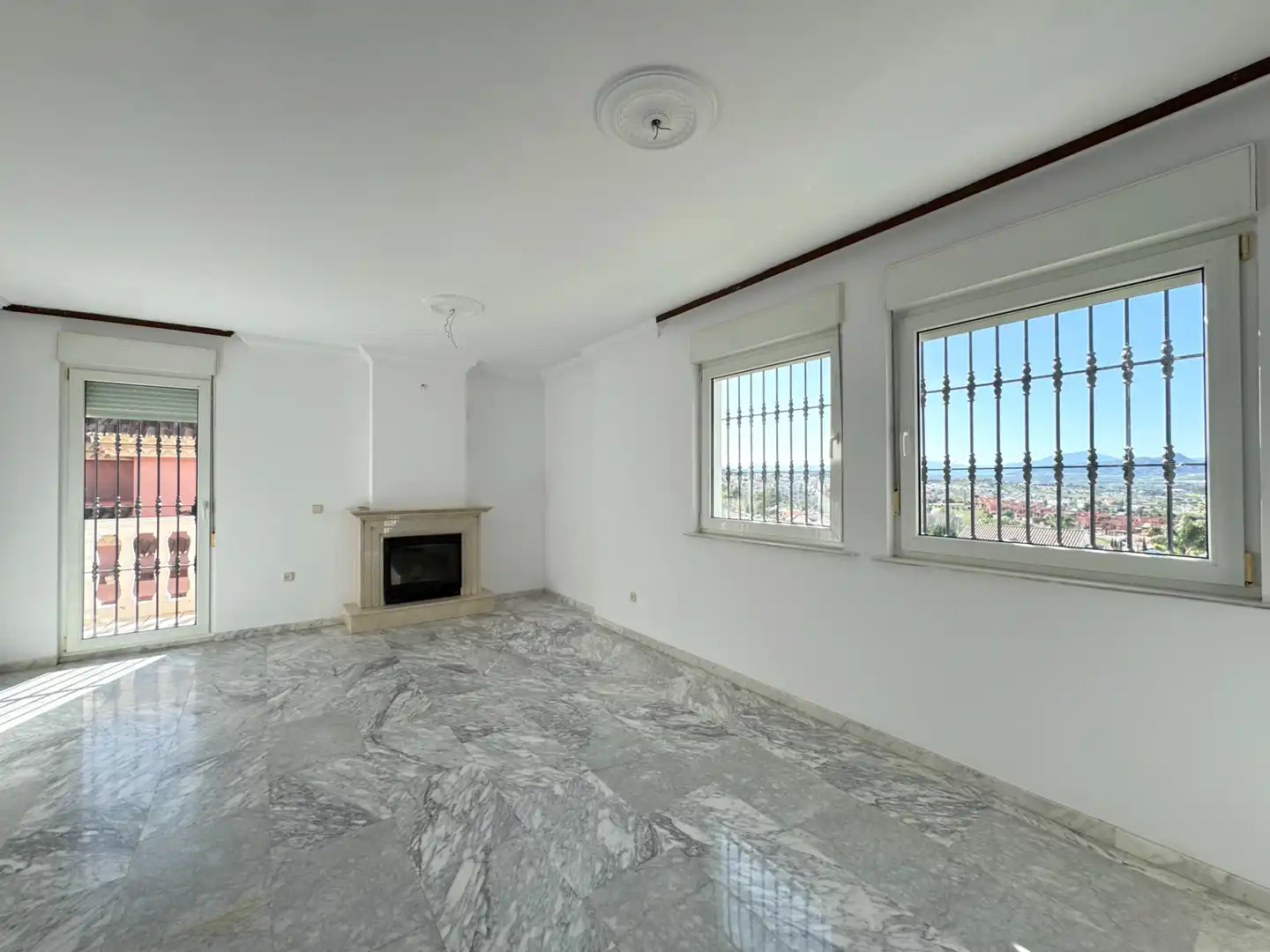Sala d'estar de Casa o xalet en venda en Alhaurín de la Torre amb Aire condicionat, Calefacció i Jardí privat