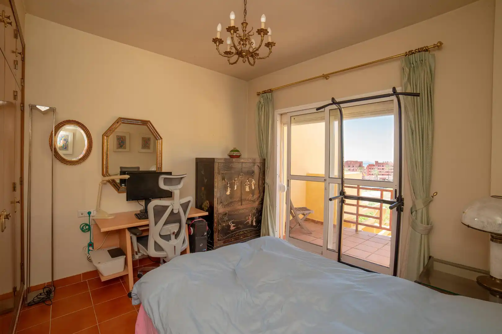 Dormitori de Casa adosada en venda en Estepona amb Aire condicionat, Calefacció i Jardí privat