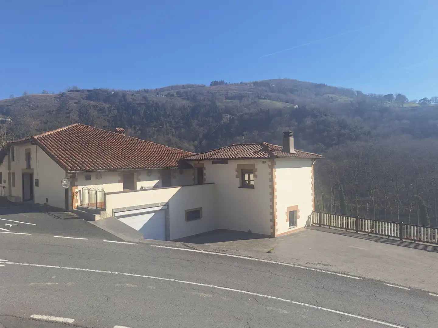 Casa rústica amb terrassa en venda a Aizarnazabal Hirialdea Gunea 5