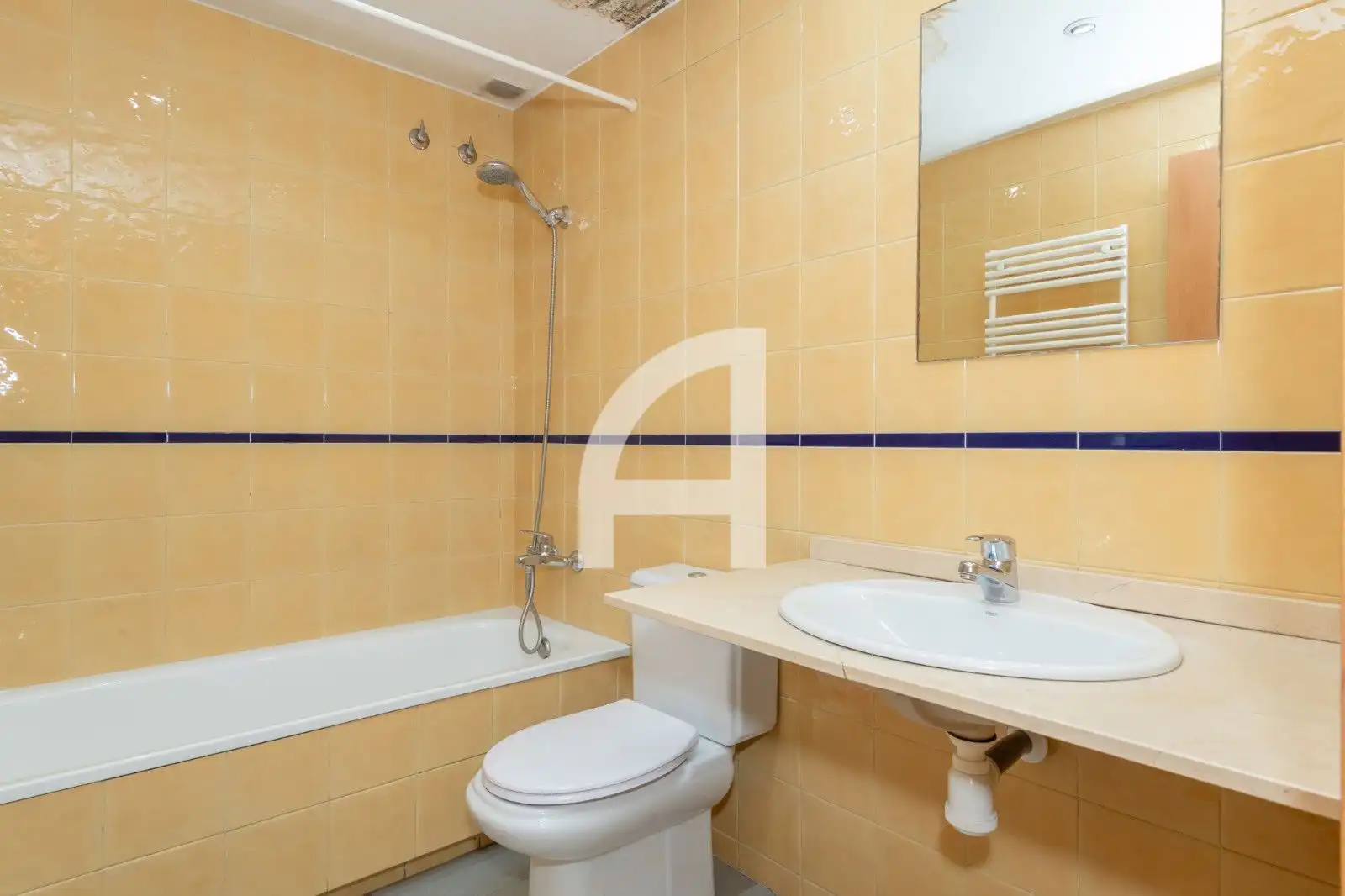 Bany de Pis en venda en Girona amb Calefacció, Terrassa i Piscina