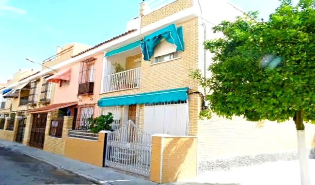 Vista exterior de Casa adosada en venta en Utrera