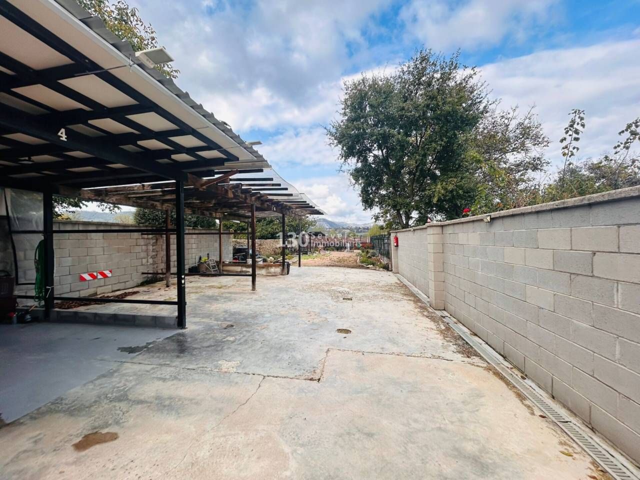 Exterior view of Garage for sale in Vic