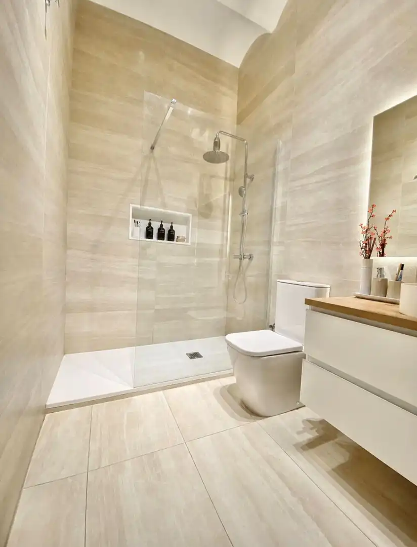 Bathroom of Duplexes for rent to own in Barcelona  with Air Conditioner, Private garden and Pets allowed