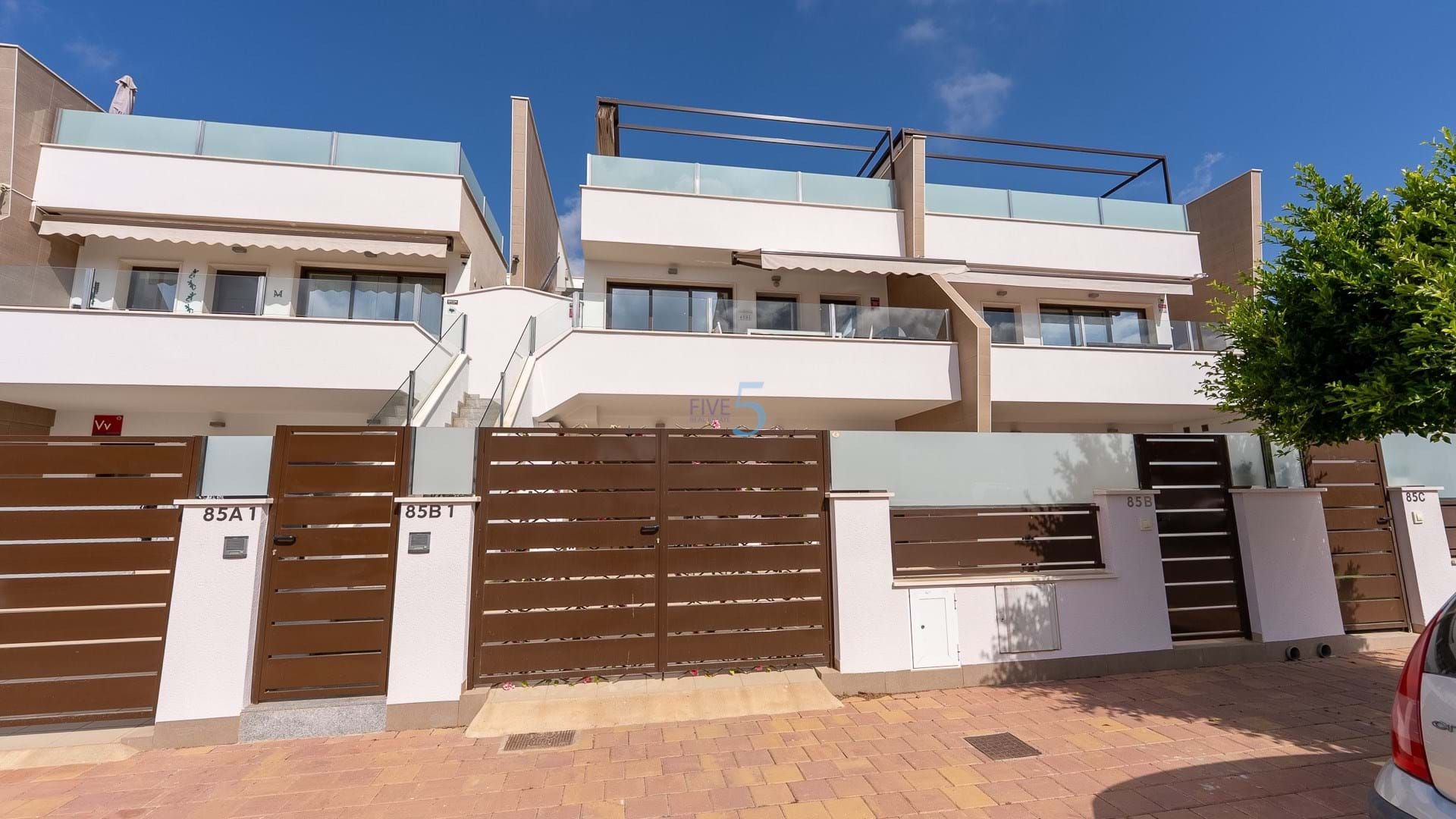 Vista exterior de Pis en venda en San Pedro del Pinatar amb Aire condicionat, Traster i Piscina