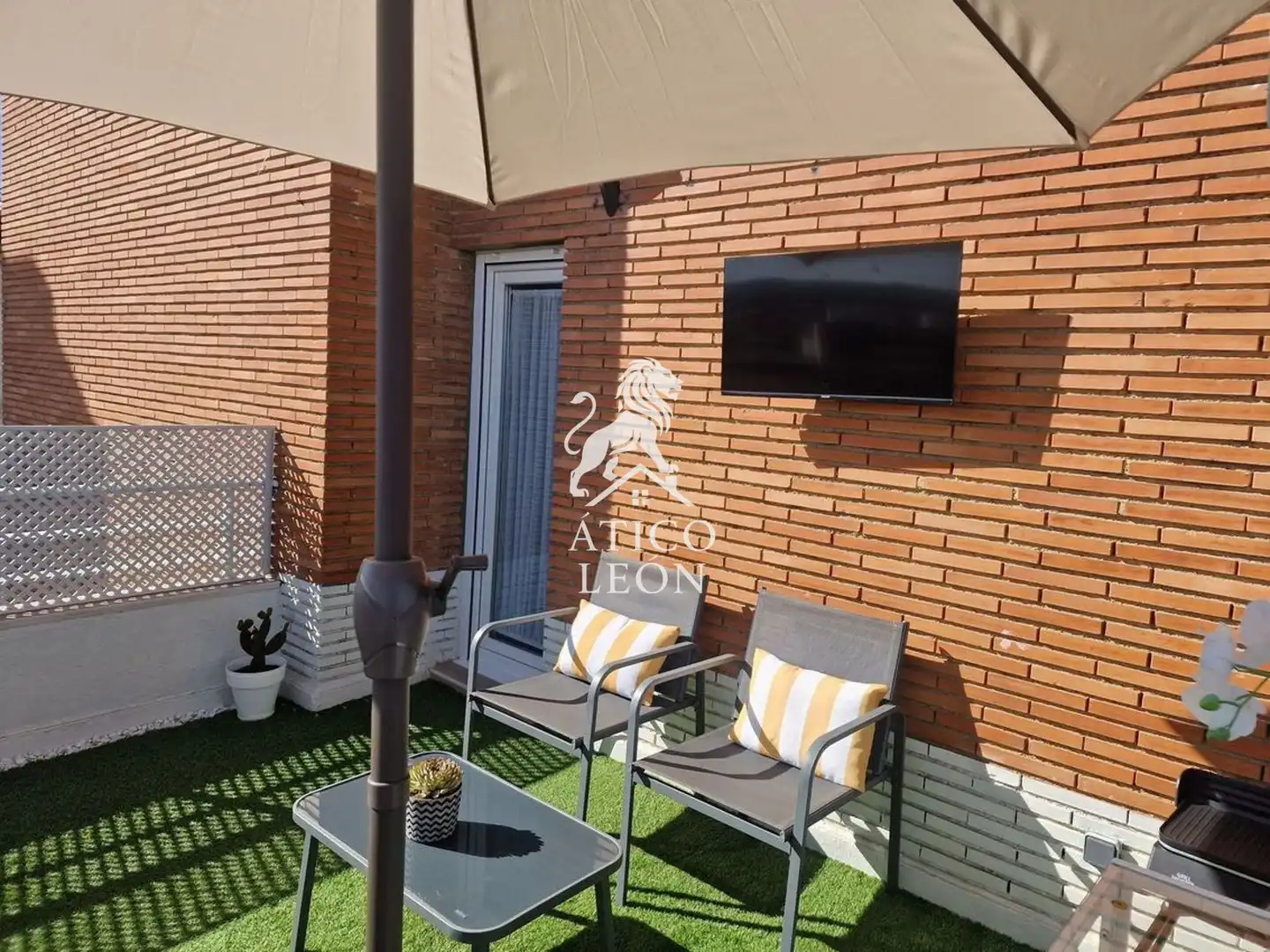 Terrassa de Àtic en venda en León Capital  amb Calefacció, Parquet i Terrassa