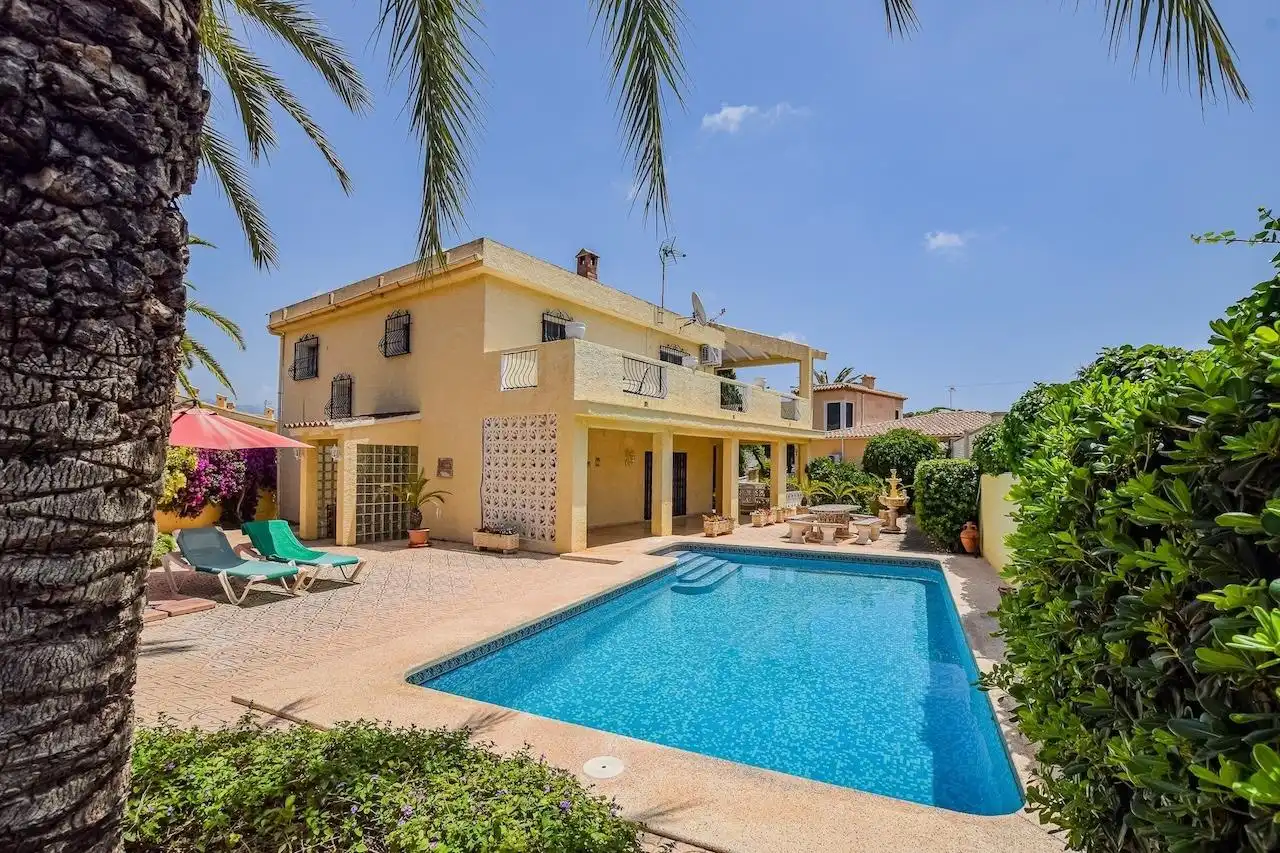 Chalet con piscina en venta en Escandinavia - Cautivador