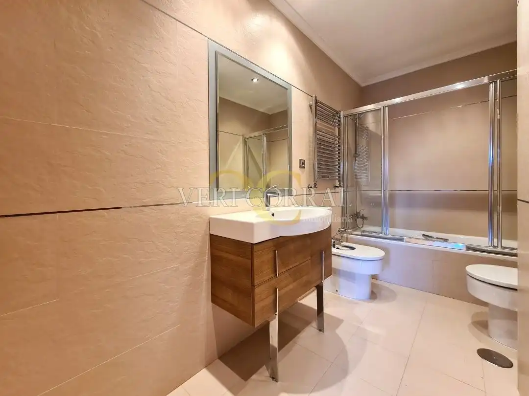 Baño de Casa o chalet en venta en Oviedo  con Calefacción, Jardín privado y Terraza