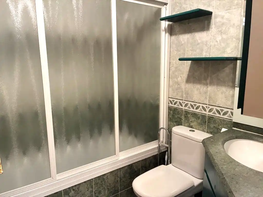 Badezimmer von Wohnung zur Miete in Sevilla la Nueva mit Klimaanlage, Heizung und Abstellraum