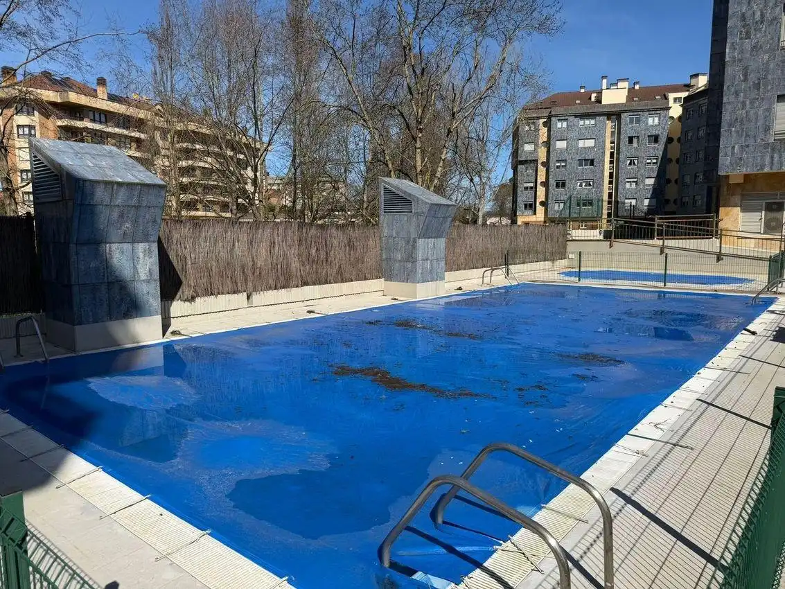 Piscina de Pis en venda en Gijón  amb Calefacció, Jardí privat i Terrassa